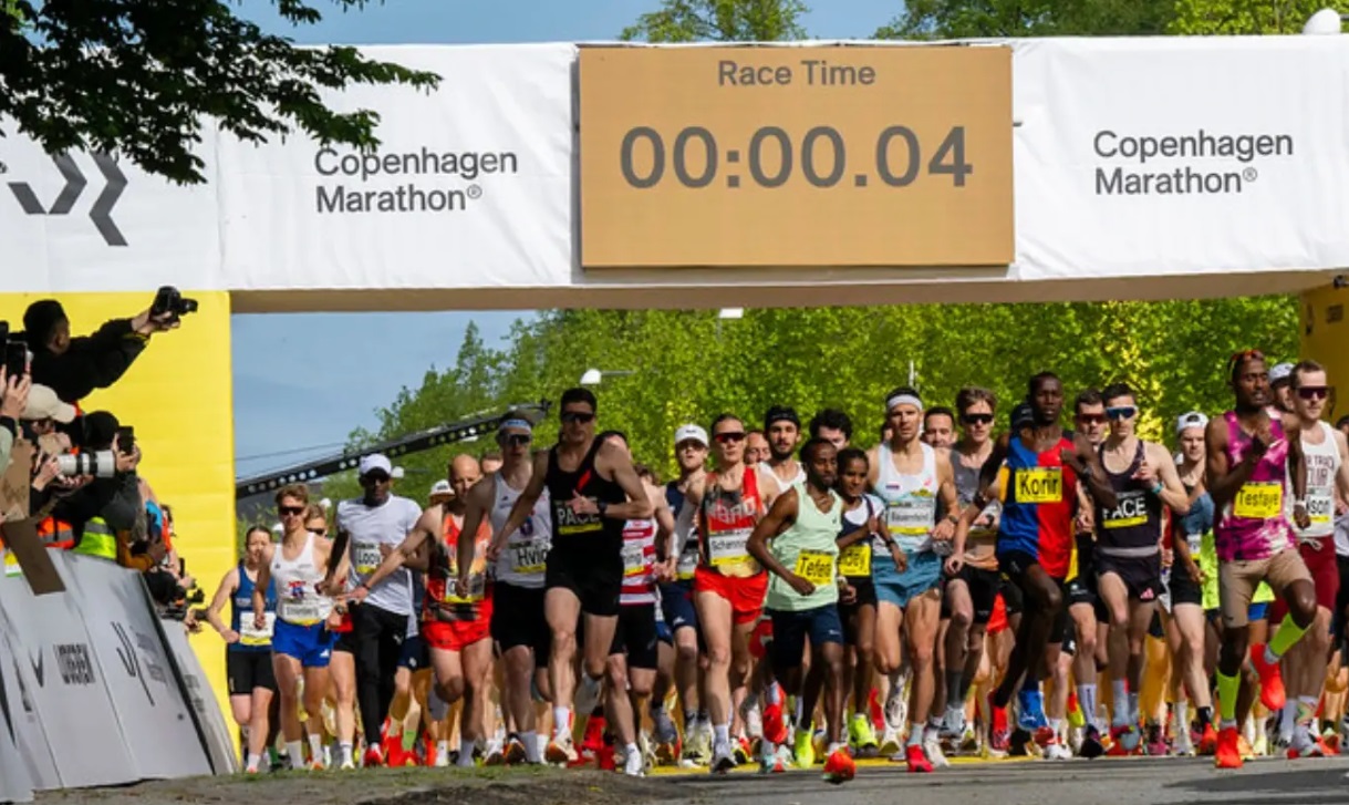 Runners at start line